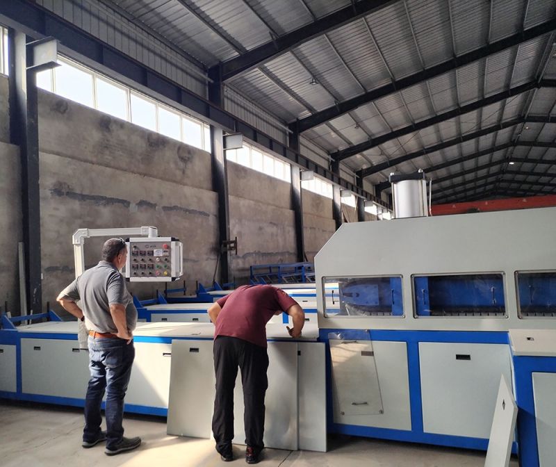 國外客戶到 河南金偉公司車間參觀履帶拉擠設備